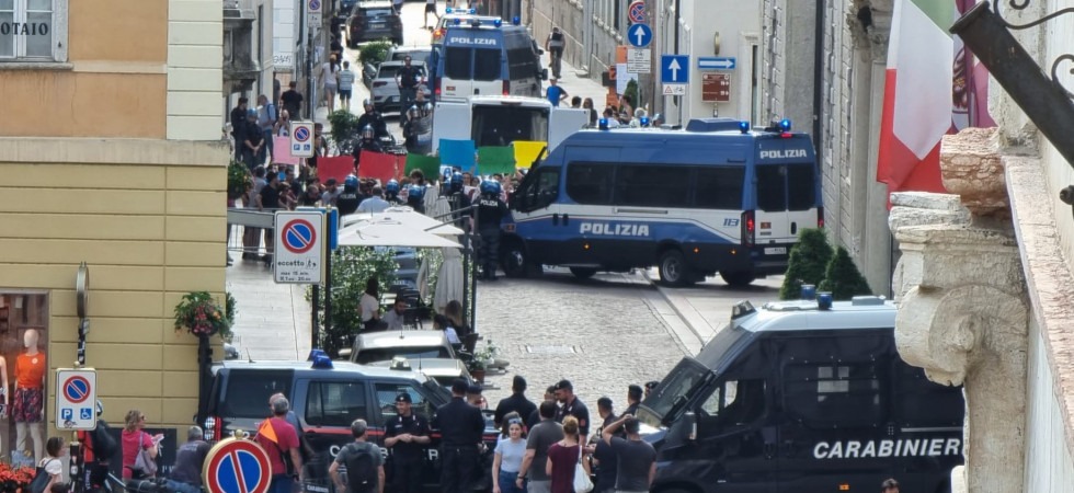 Festival dell’economia, forze dell’ordine in assetto antisommossa per bloccare i militanti del Centro sociale Bruno